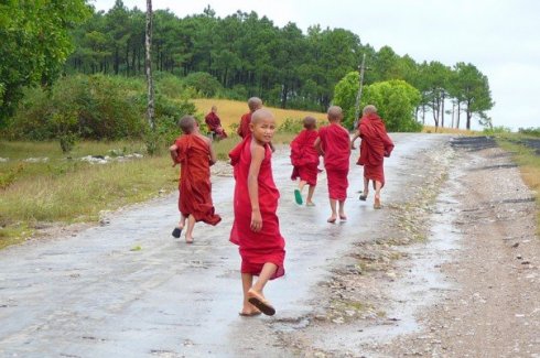 Jeunes moines sur une route du Myanmar (photo: Paula Roy)